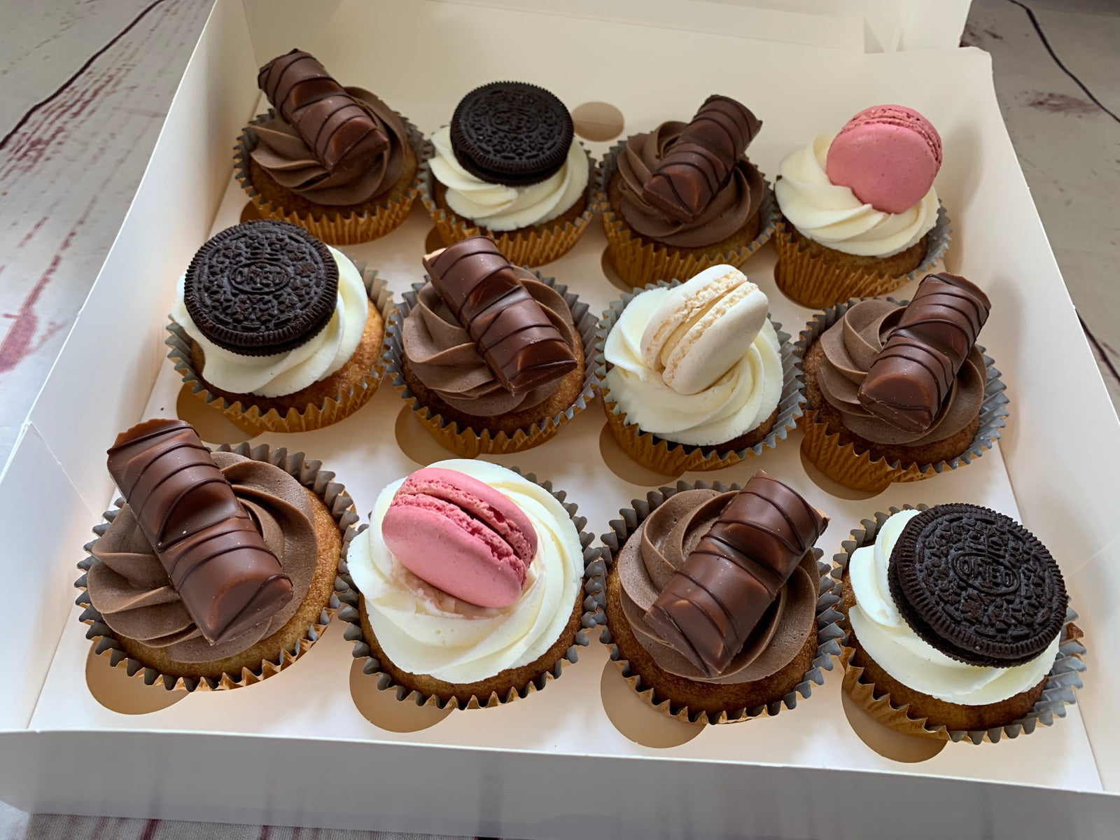 Sweet gift box and cupcake order inspiration