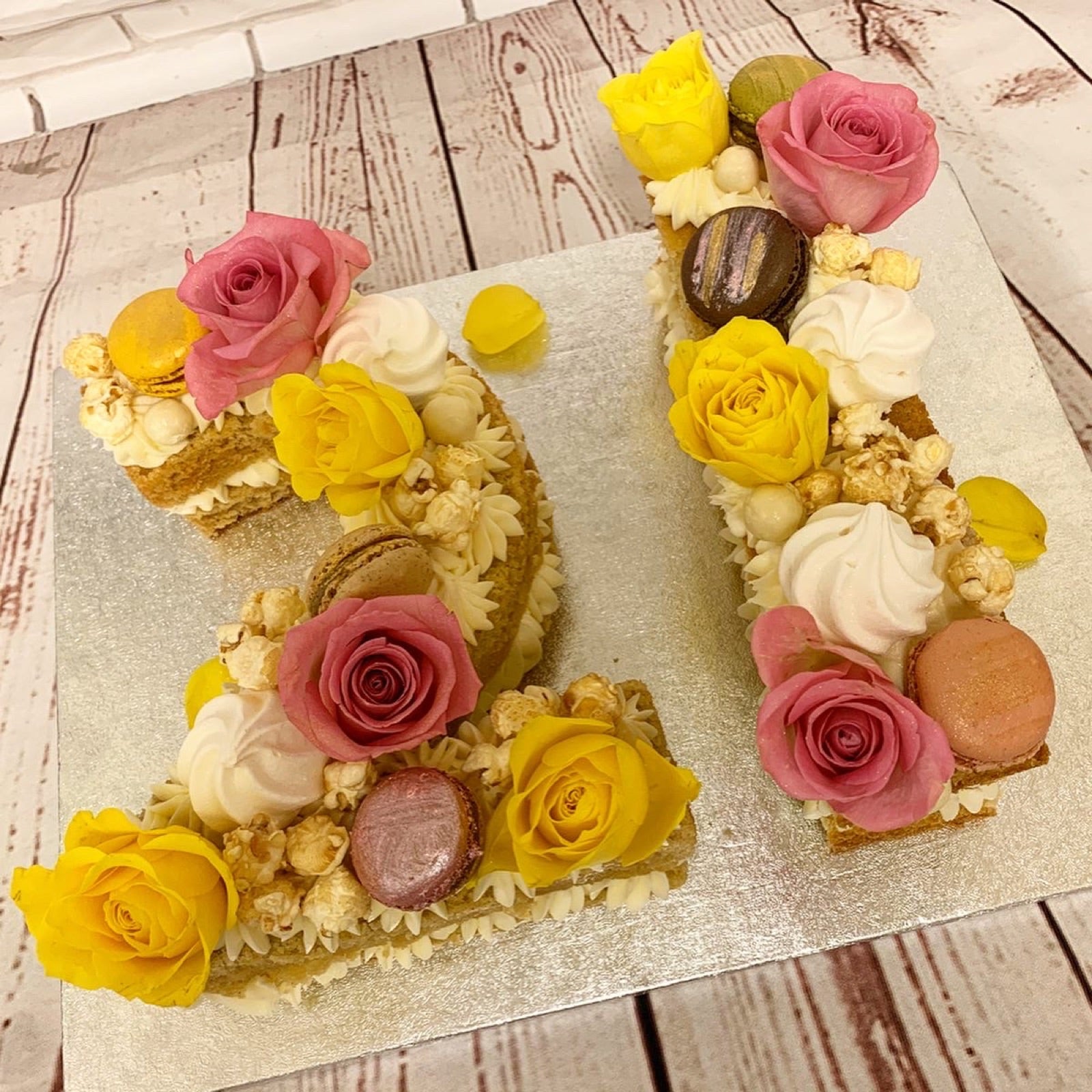 Sweet gift box and cupcake order inspiration