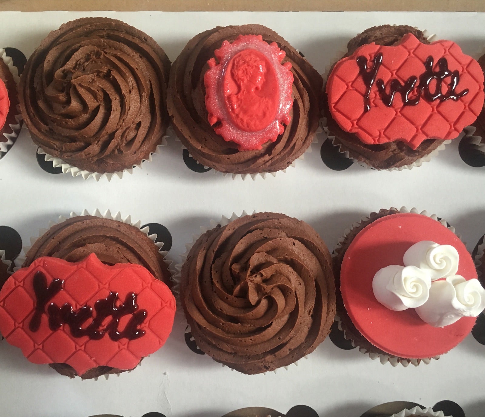 Sweet gift box and cupcake order inspiration