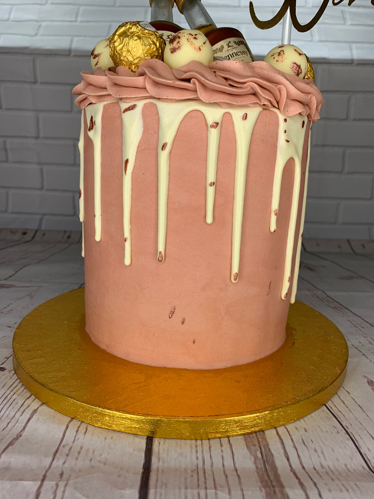 Sweet gift box and cupcake order inspiration