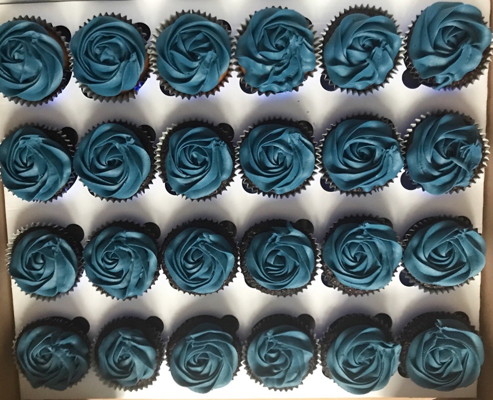 Sweet gift box and cupcake order inspiration