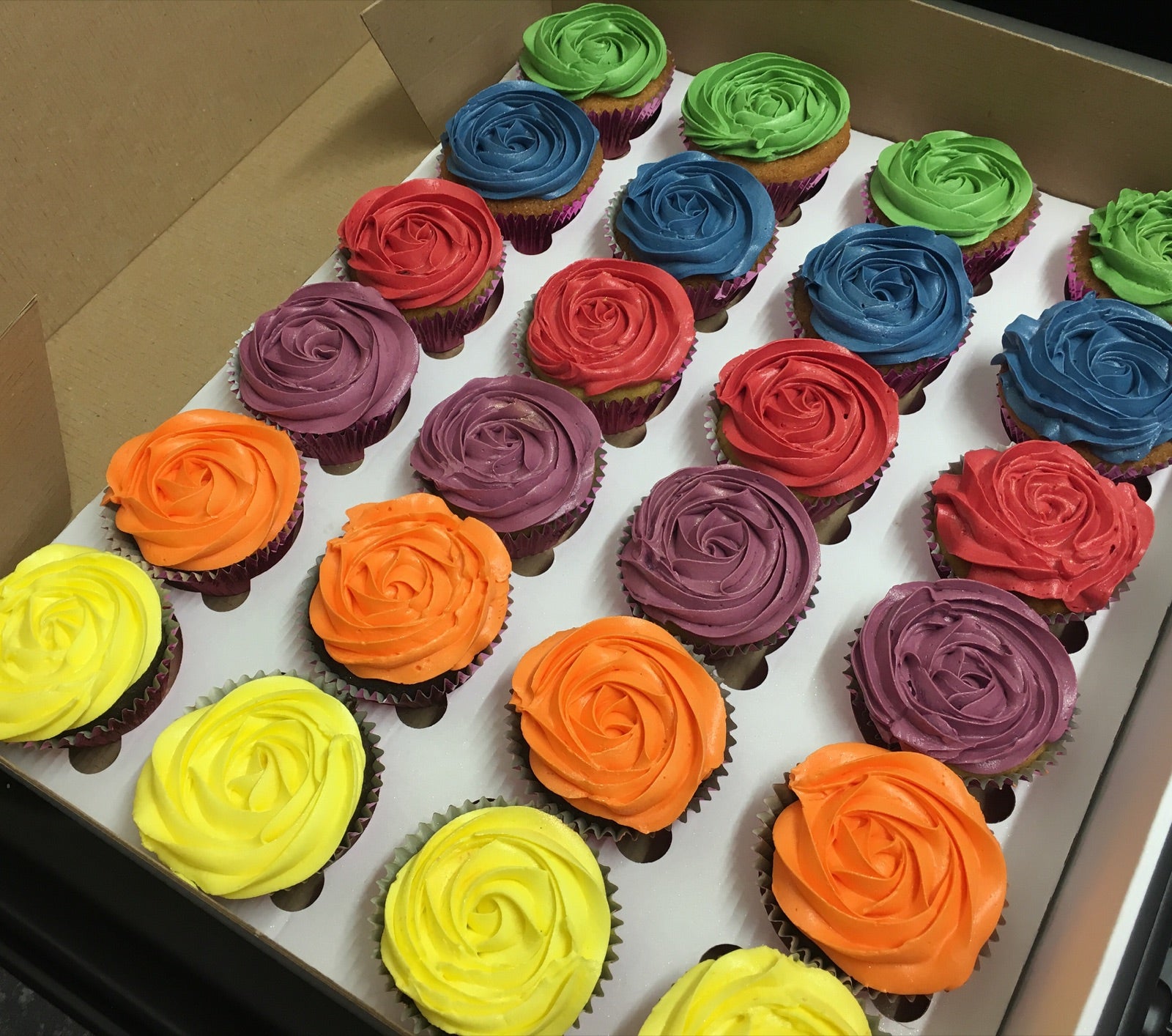 Sweet gift box and cupcake order inspiration