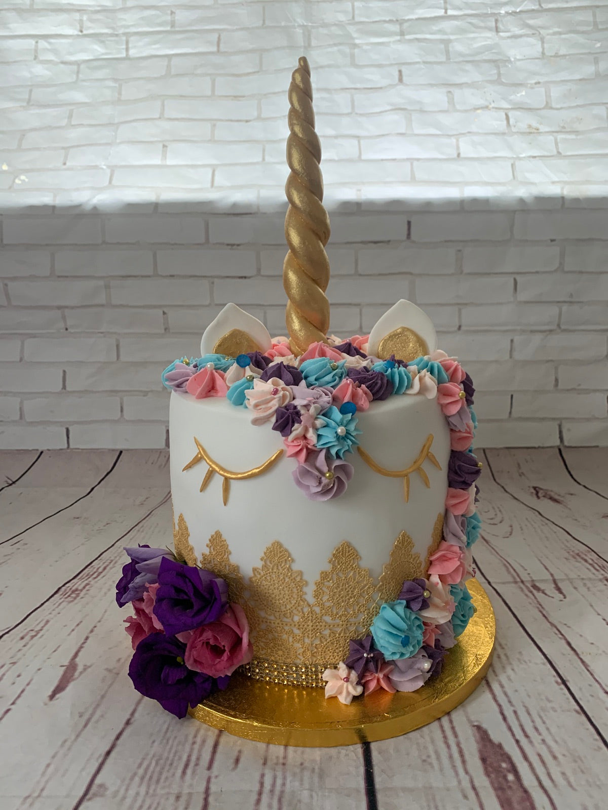 Decorated cupcake box by Dimple Boy Cupcakes